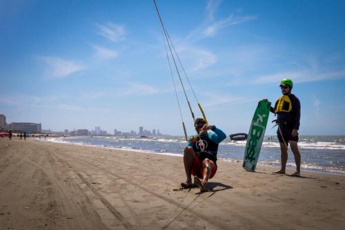 primer vuelo del kite - practica del kitesurf Caratgena - Colombia